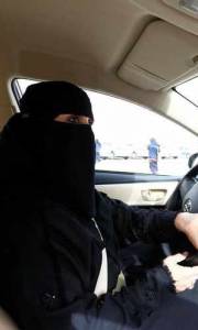 Szkoła jazdy dla saudyjek online / Saudi women's driving school online (2019) | Kinomaniak.pl